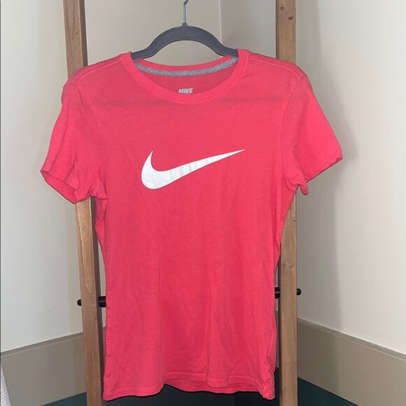 Nike Slim Fit Pink T-Shirt Size small - Picture 1 of 3